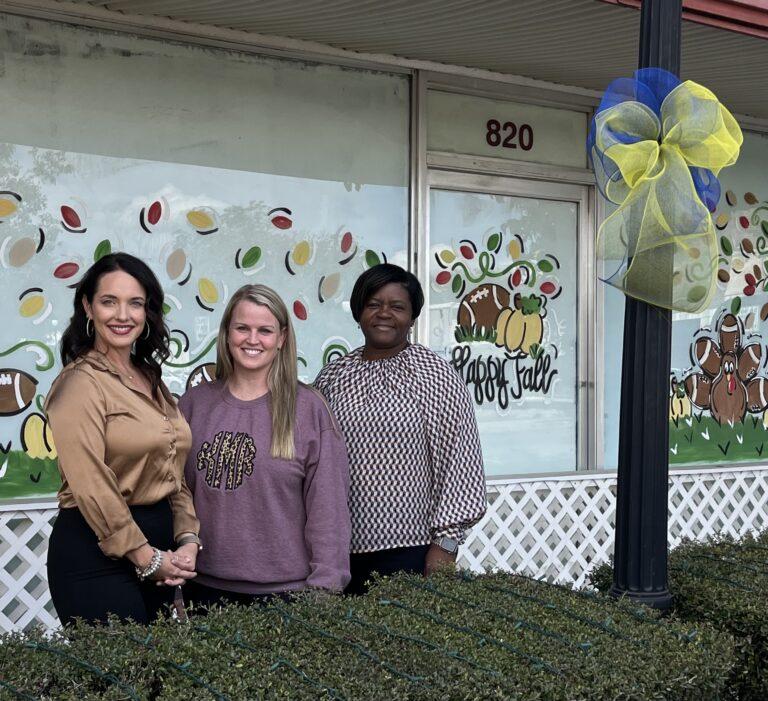 Decorative bows bring homecoming spirit to Downtown Chipley