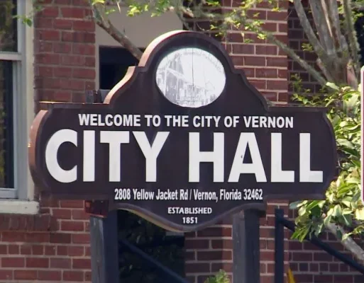 Vernon-Florida-City-Hall-e1760128892501